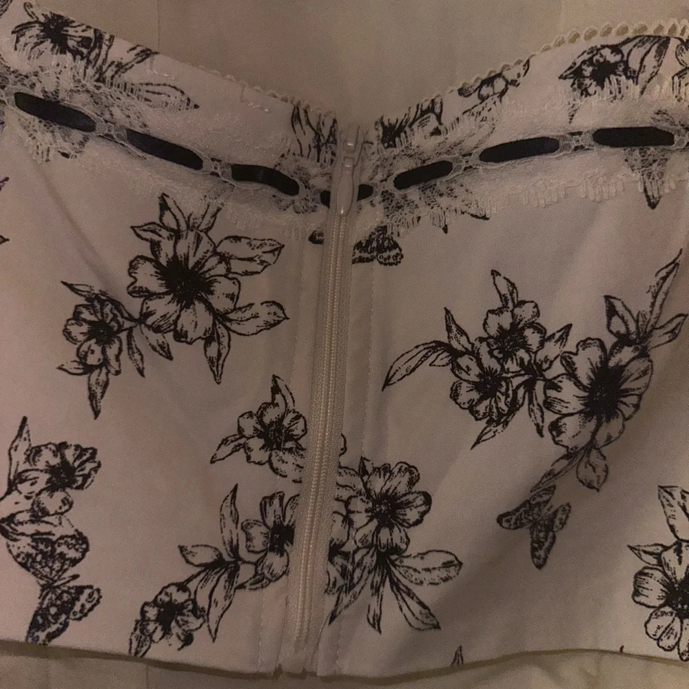 PacSun Beverly and Beck White and Black Floral sleeveless corset crop top M